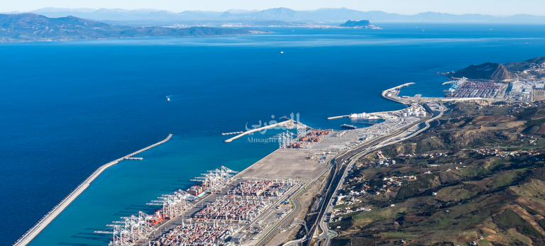 ✅ طنجة المتوسط يتربع على قمة الموانئ الأفريقية في سباق لوجستي محتدم