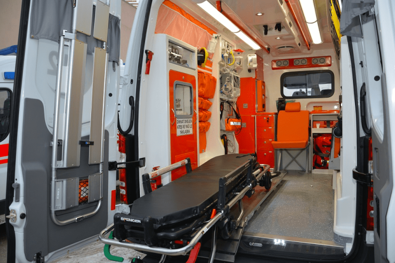 ✅ أحميدي يطلق صفقة لاقتناء سيارة إسعاف وميني باص لنقل موظفي مجلس العمالة